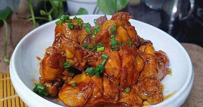 红烧鸡翅根这样做，色泽红亮软烂脱骨，鲜香入味，小孩子最爱吃
