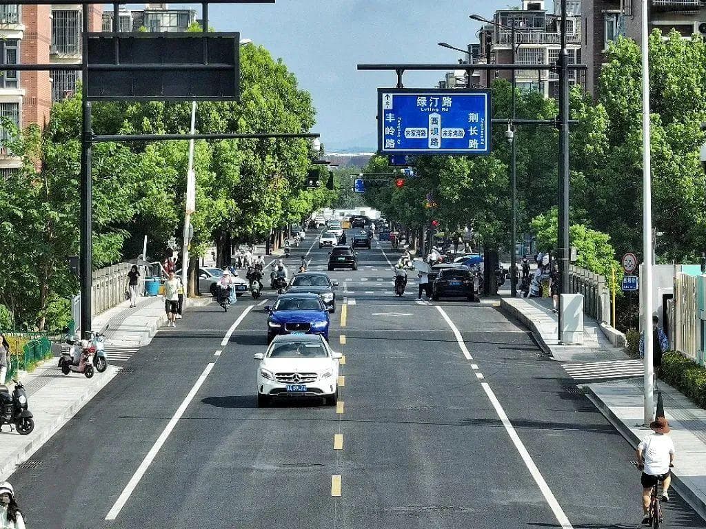 杭州多城区道路建设完工，市民出行更便捷