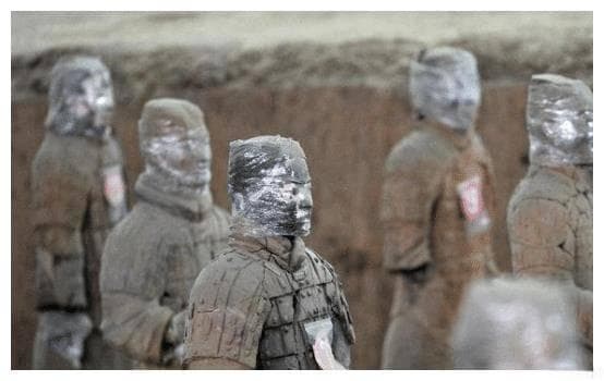 兵马俑是“活人”烧制？1974年陕西一尊兵马俑开裂，真相水落石出