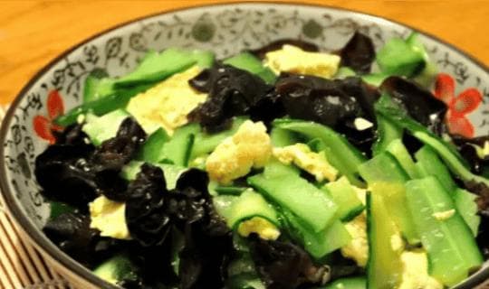 黄瓜木耳炒鸡蛋，不仅色彩鲜艳，令人食欲大增，而且富含蛋白质