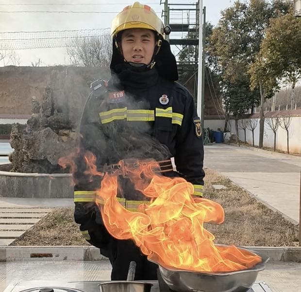 油锅起火用水浇灭？小心火势不减反增