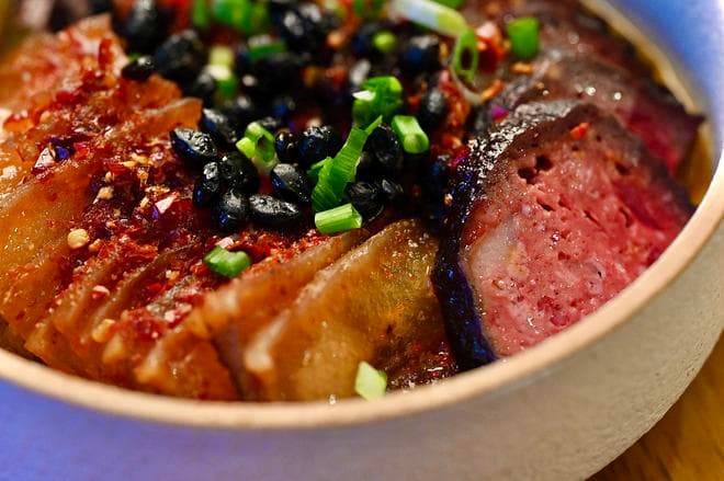腊香四溢|猪血丸子蒸腊肉