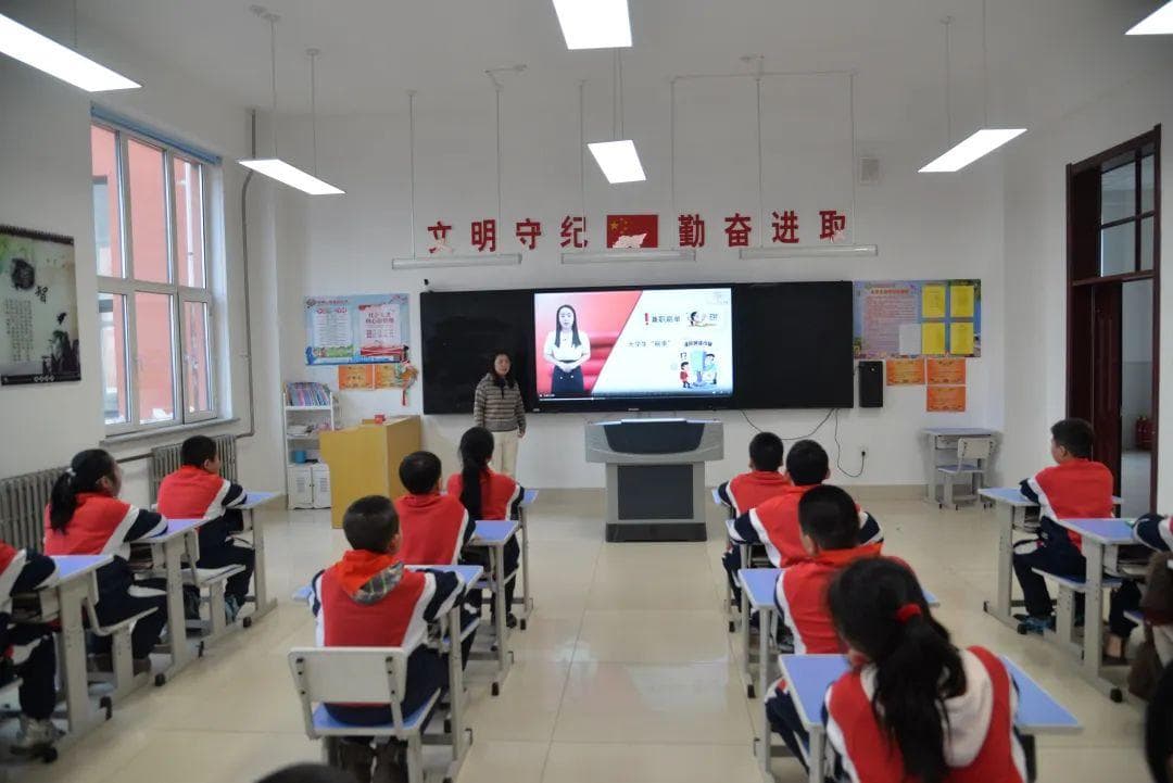 育红小学开展提升科学文化素养主题班会