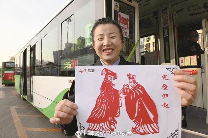 流动的文化名片——邯郸市多彩公交车厢文化丰富市民出行体验