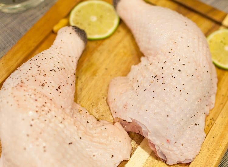 3秒辨别新鲜鸡肉：一看二闻三触摸，快速掌握选购技巧