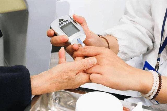 鸭血是糖尿病的发物吗？医生：不想血糖走“下坡路”建议少吃4物
