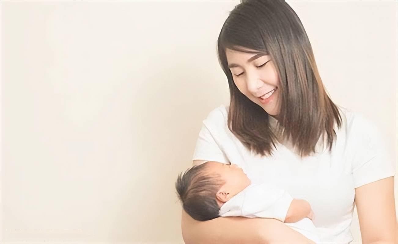 新生儿软绵绵怎么抱？不同月龄适合不同抱姿，4个“注意”要记牢