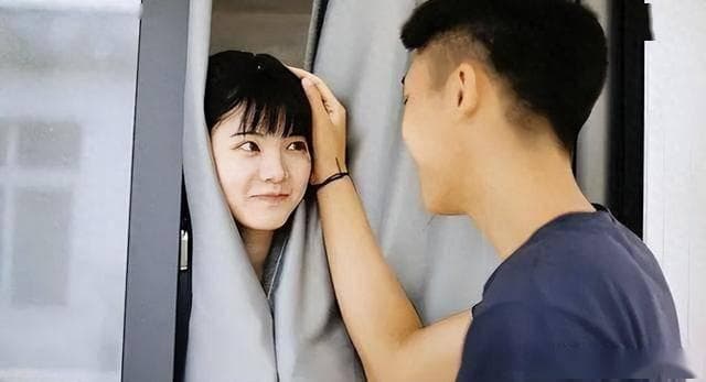 男人对你动了真情，才会有这4个“爱意上头”的表现，根本藏不住