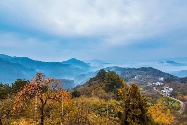 秋天的安庆市天柱山，在山顶俯瞰秋日的美景