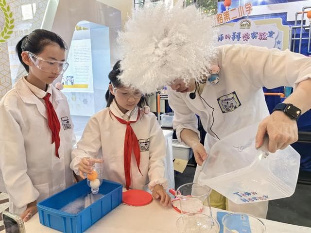 00后教师带着萌娃展示科学实验魅力，教博会上科学教育亮点多
