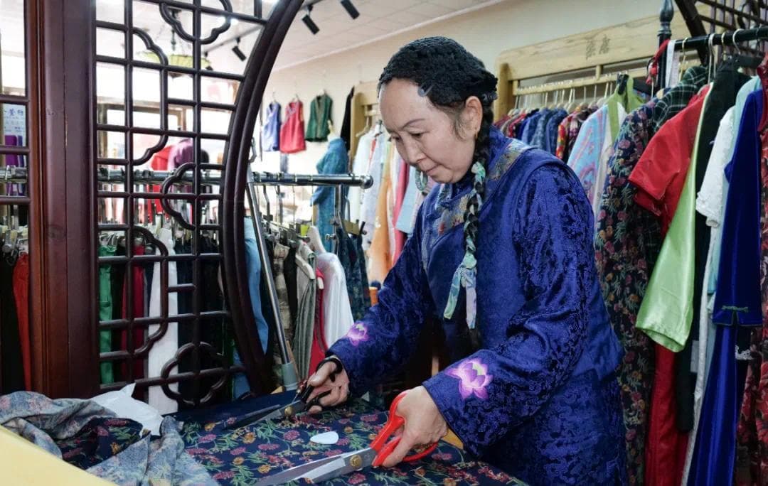 从青丝到白发，她用 34 年让旗袍非遗之美 “穿” 进现代生活