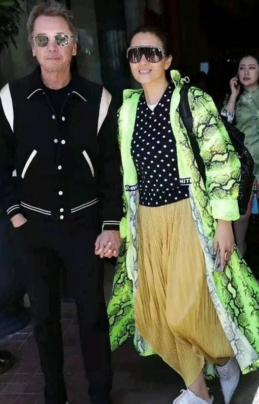 巩俐穿“蛇皮”风衣搭灯笼裤，为何不但不丑还超时尚