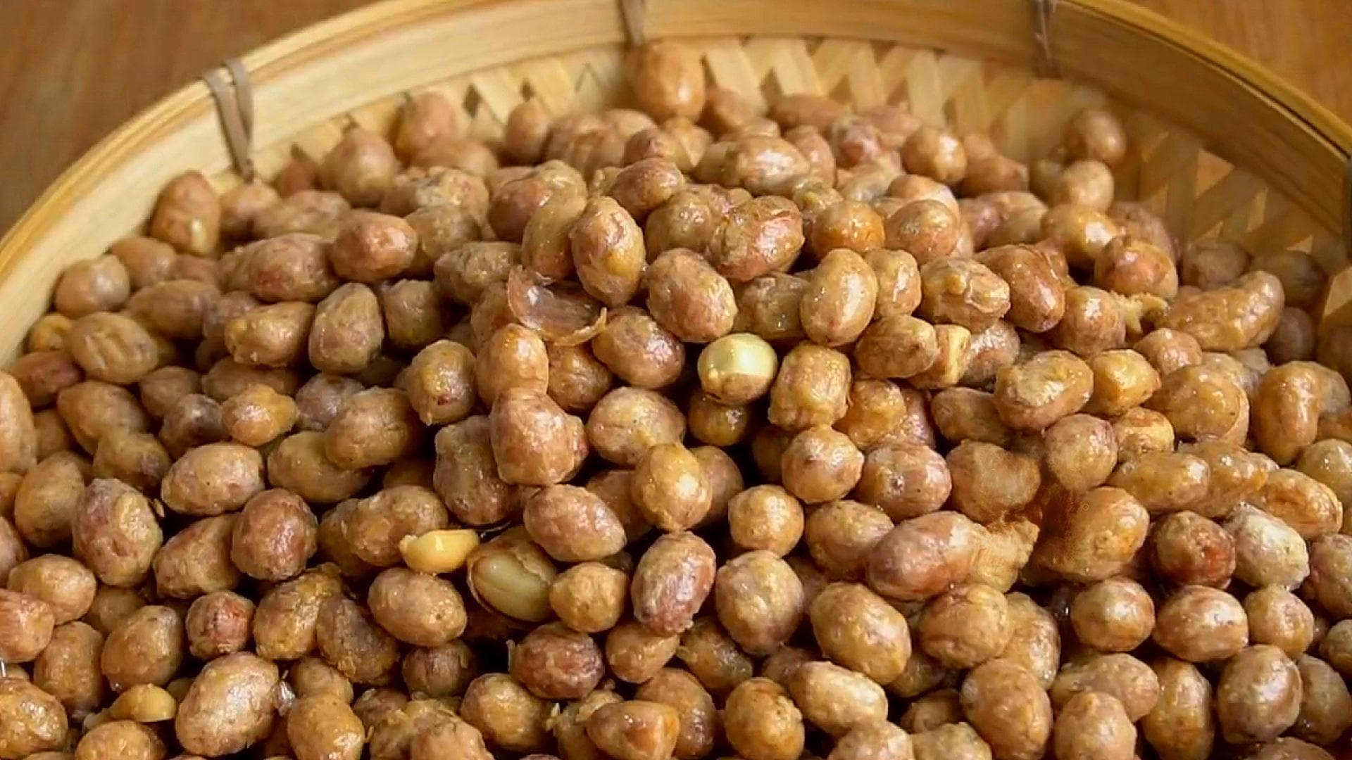 五香花生米的做法，用这两种粉挂糊，花生米香脆不糊