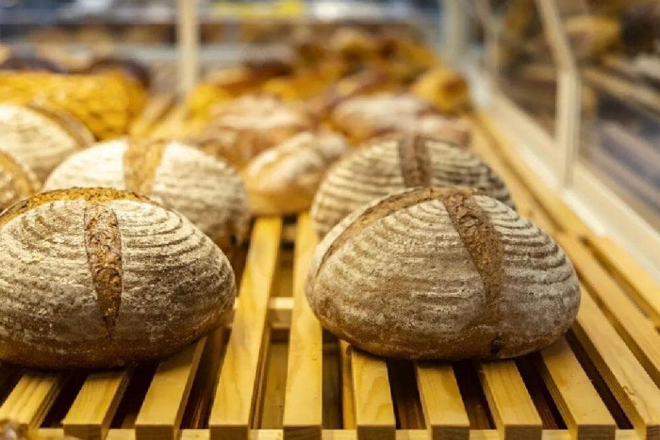 面包储存指南：冷藏还是冷冻？科学解析面包储存最佳方式