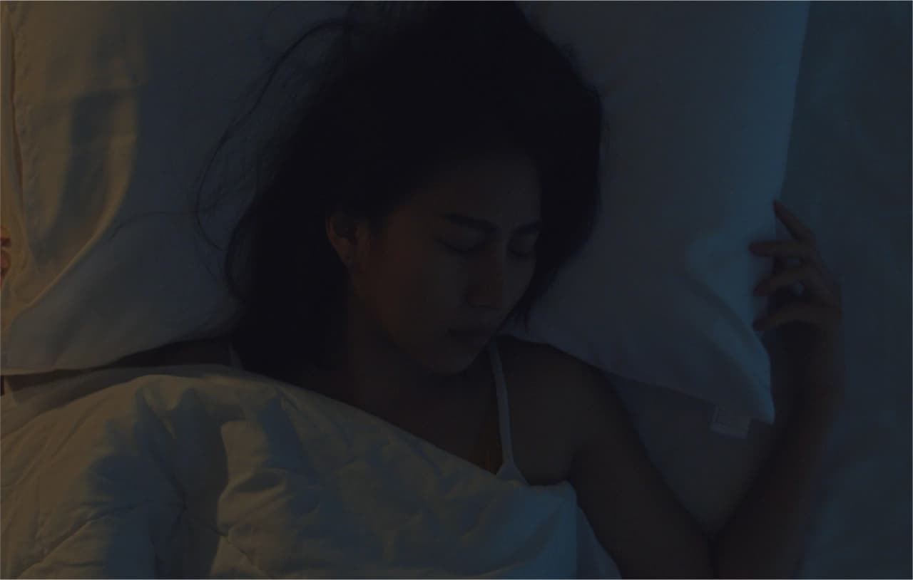 开灯睡觉的隐藏危害！开灯睡觉皮肤会变黑？开灯睡觉竟会这样！