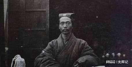民国头号神棍：抗日名将给他磕头请安当弟子，一直活到解放后