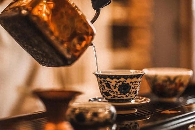 年龄越大越要少喝茶？白开水 vs 茶 vs 咖啡，哪个更健康？