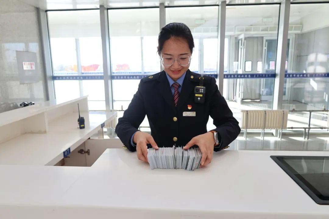身份证、双肩包、保温杯……火车站里遗失物品这样找！