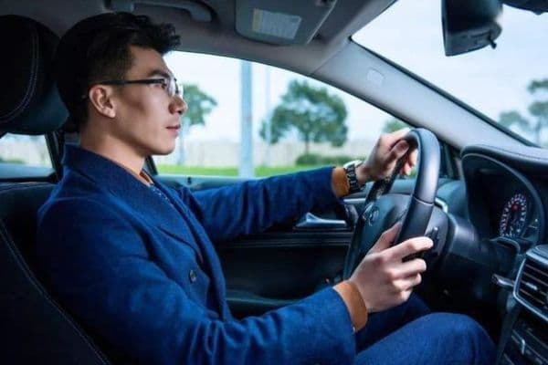 如何驾驶手动挡汽车—初学者指南