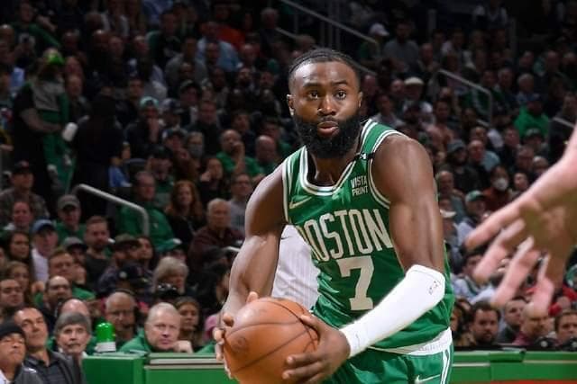 NBA官方公布最新战力榜：湖人飙升引争议，战绩与人气谁更重要？