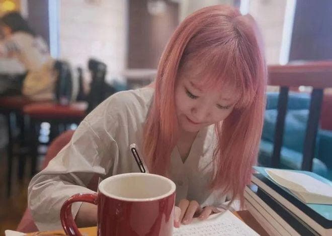 央视对话自杀“粉发女孩”网暴者：我只是留言而已，是她心态不好