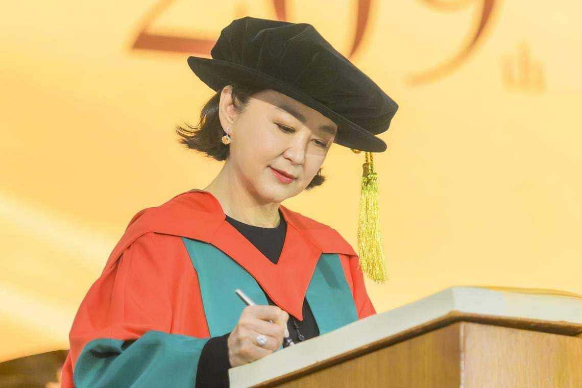 从白衬衫到博士袍——记林青霞荣获香港大学名誉社会科学博士学位