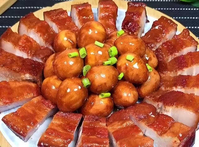 红烧肉制作教程：从选材到出锅，详解这道经典家常菜的制作秘诀
