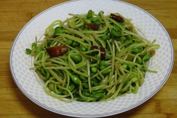清炒豌豆苗，看似简单的一道家常菜，实则蕴含着对烹饪技巧的讲究