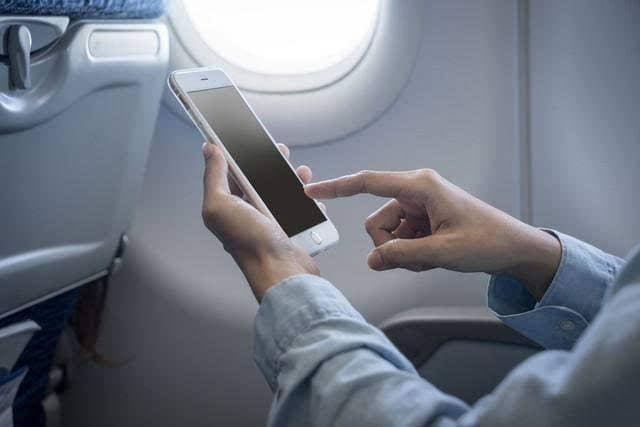 飞机上可以玩手机了？民航局：国家不再统一限制，航空公司自行决定