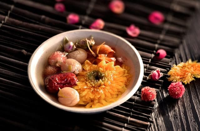 菊花茶怎么泡？菊花茶和什么搭配着喝效果最好