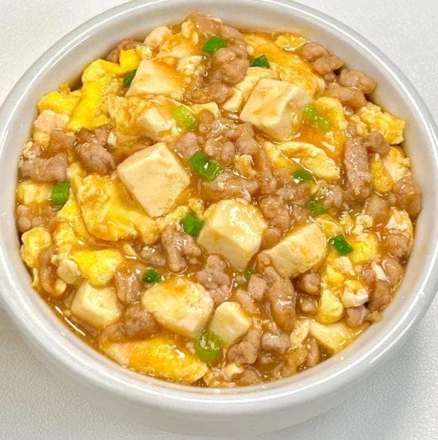肉末豆腐抱蛋：口感丰富，营养均衡