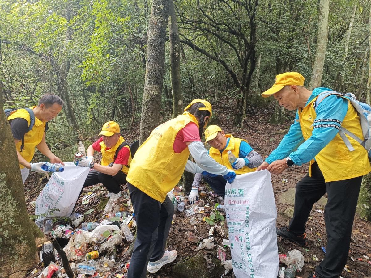 百余名志愿者徒步武功山，发起公益清山行动