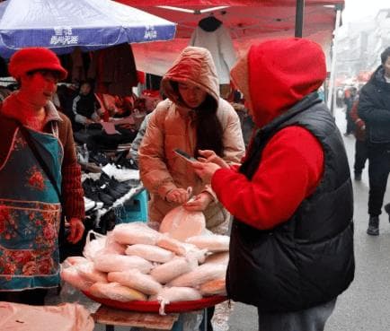 东关乡赶集迎新春：年货齐全，人声鼎沸
