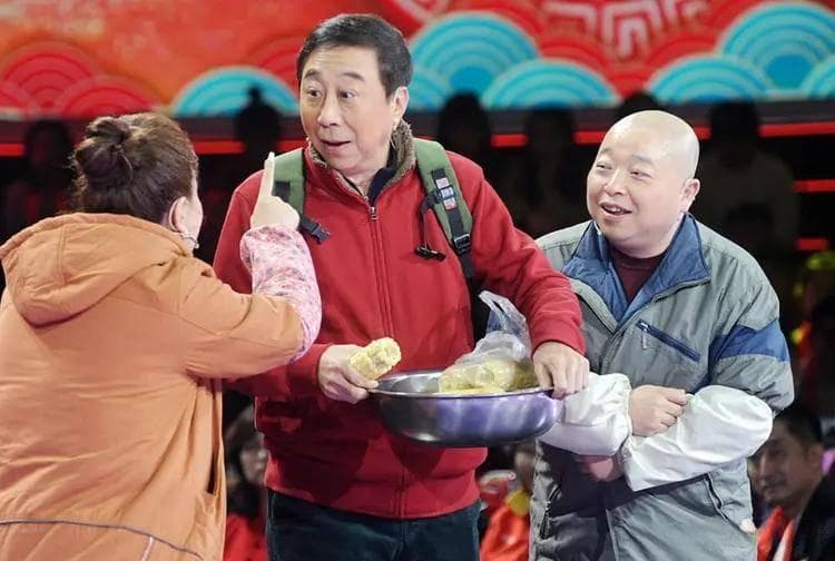 冯巩辽视春晚爆笑幕后揭秘：从“命题作文”到“喝醋挑战”