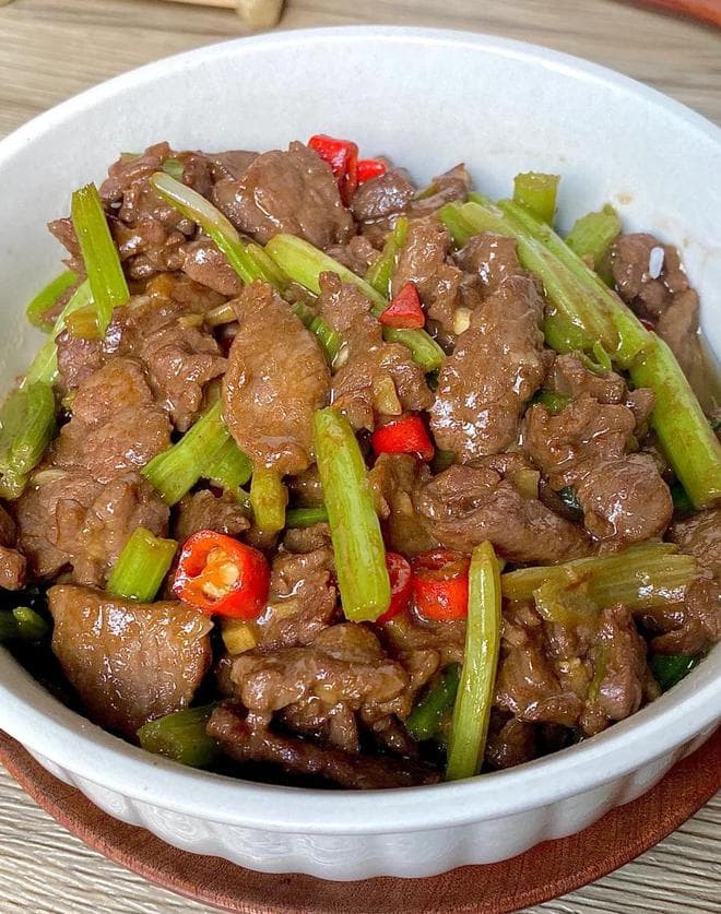 这才是芹菜炒牛肉的正确方法，炒出来的牛肉鲜香嫩滑，芹菜脆爽