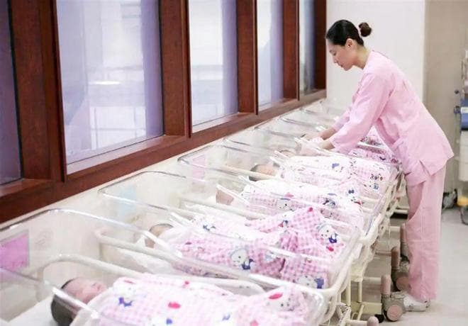 近3年中国的人口变化，22年减少85万，23年减少208万，24年呢？