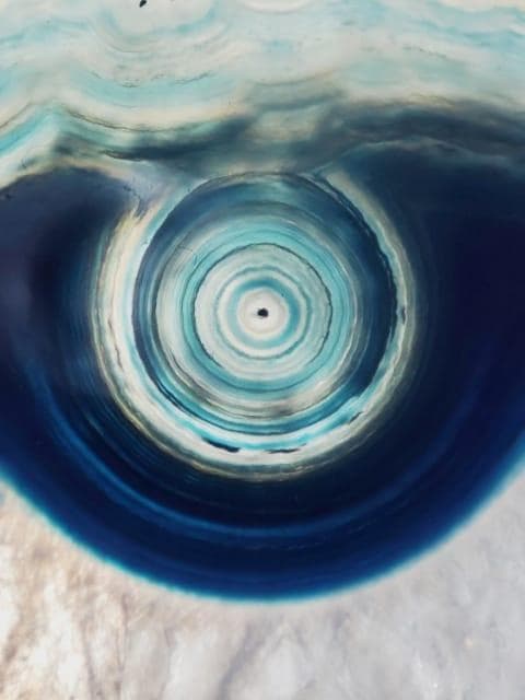 玛瑙 AGATE：从历史传说到物理能量，揭秘带来和谐平靜的神秘宝石