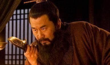 曹操从独行刺客到乱世奸雄，就差三个人