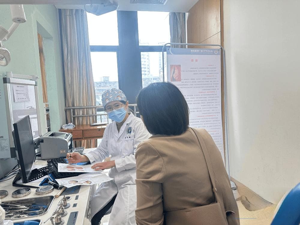 抠鼻子看似很爽，其实很伤身体！
