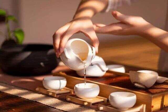倒茶时：对方敲桌子你也跟着敲？教你正确叩手礼，看你用对了吗？