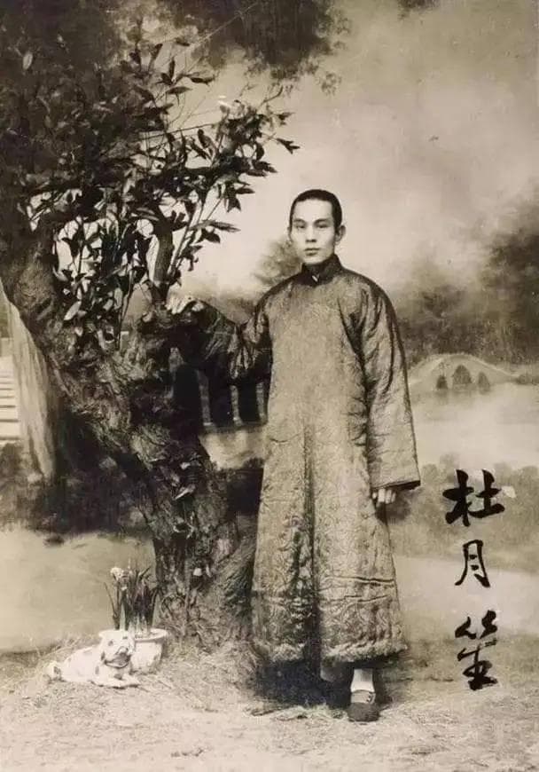 杜月笙：上海滩双面传奇，智勇与阴影交织