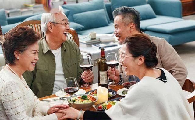 仅喝2口就会刺激心脏？医生忠告：这些饮品，老年人尽量少喝