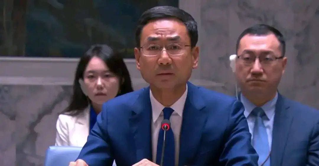 猜一猜耿爽联合国发言时，身后的外交官在做啥？