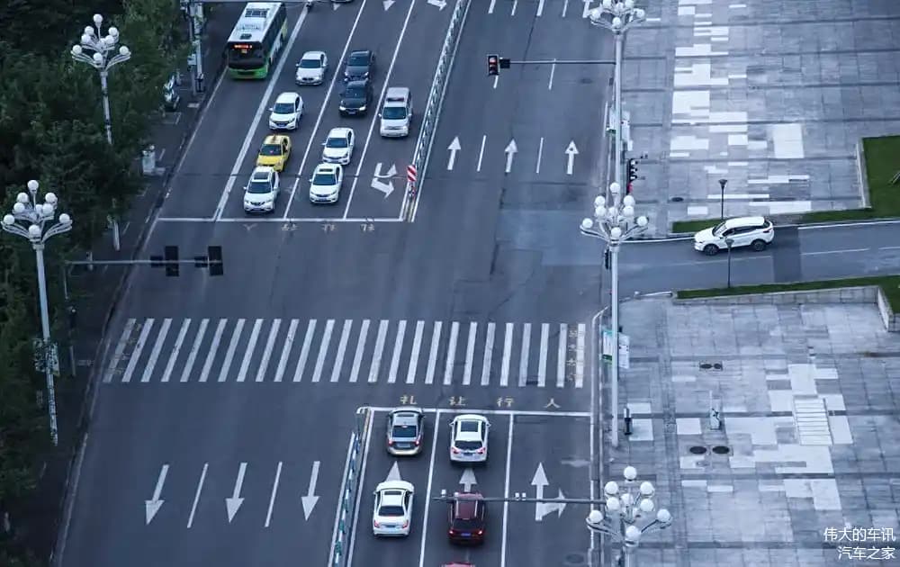 红绿灯二十几分钟还没变灯，开过去算闯红灯吗？交警：再说一次！