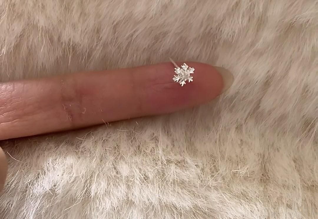 耳钉与耳环：耳畔的精致细节