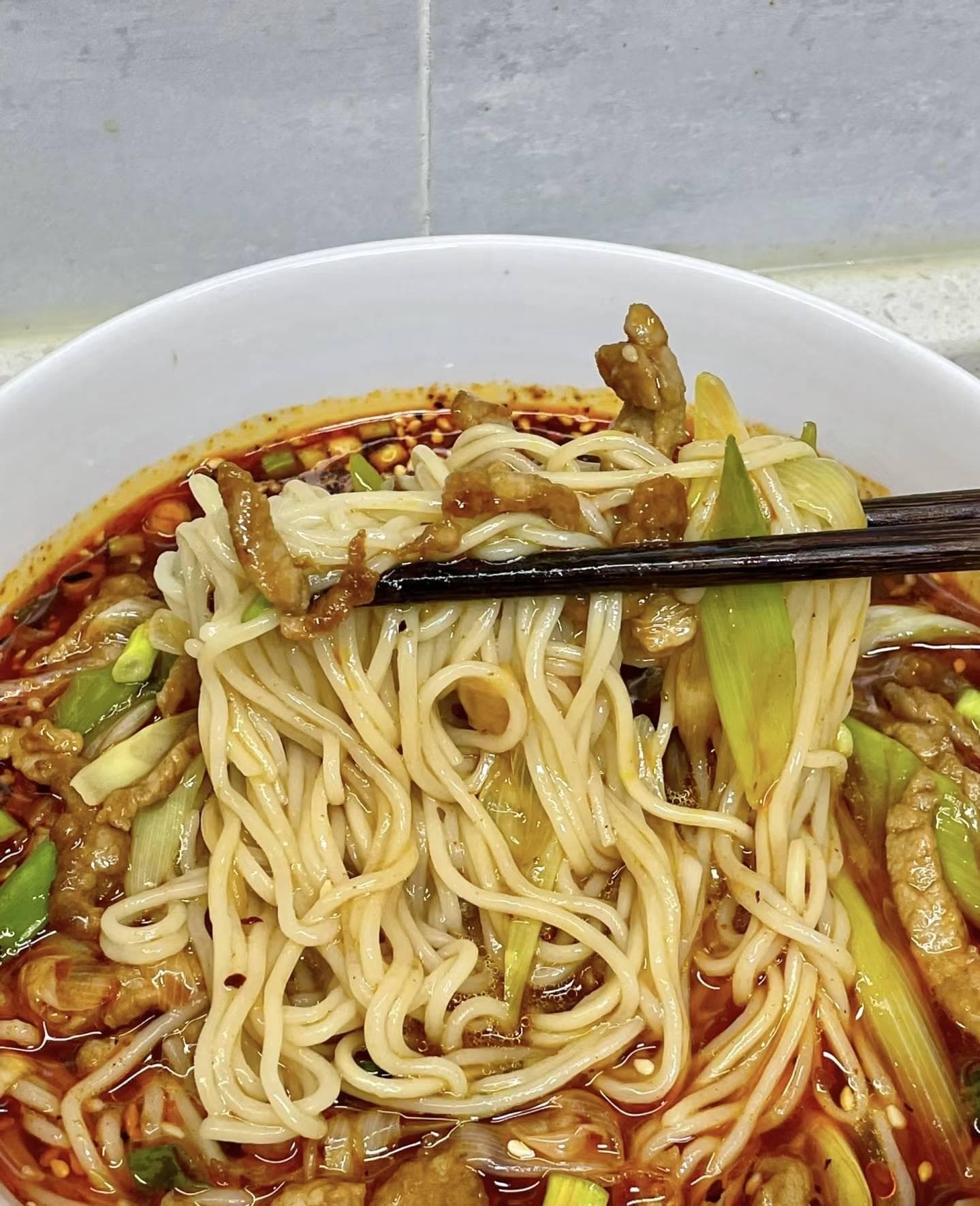 葱爆肉丝面：一口难忘的家常美味