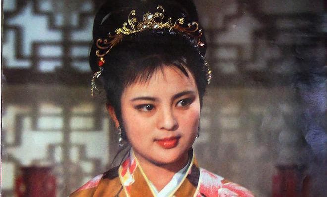 黛玉的母亲金尊玉贵，但她的才华和适应能力，远不如庶出的探春