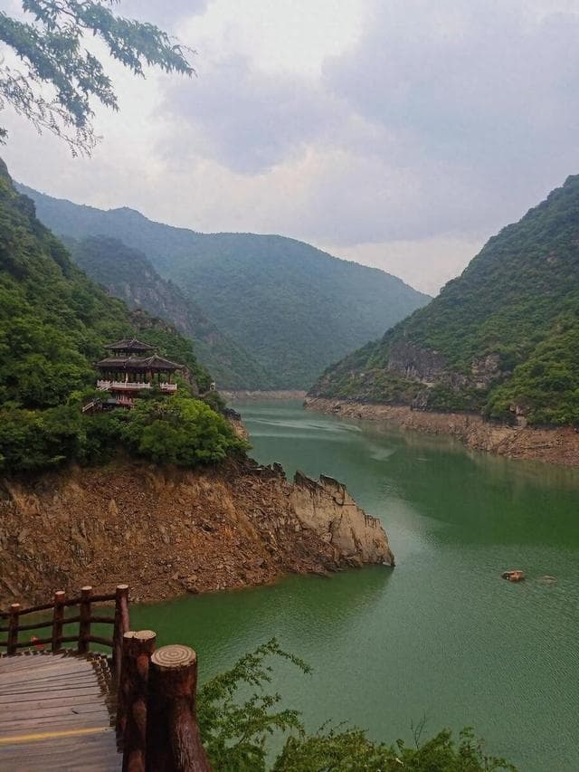 走进汉中石门栈道景区：探寻千年古道，领略历史风华！