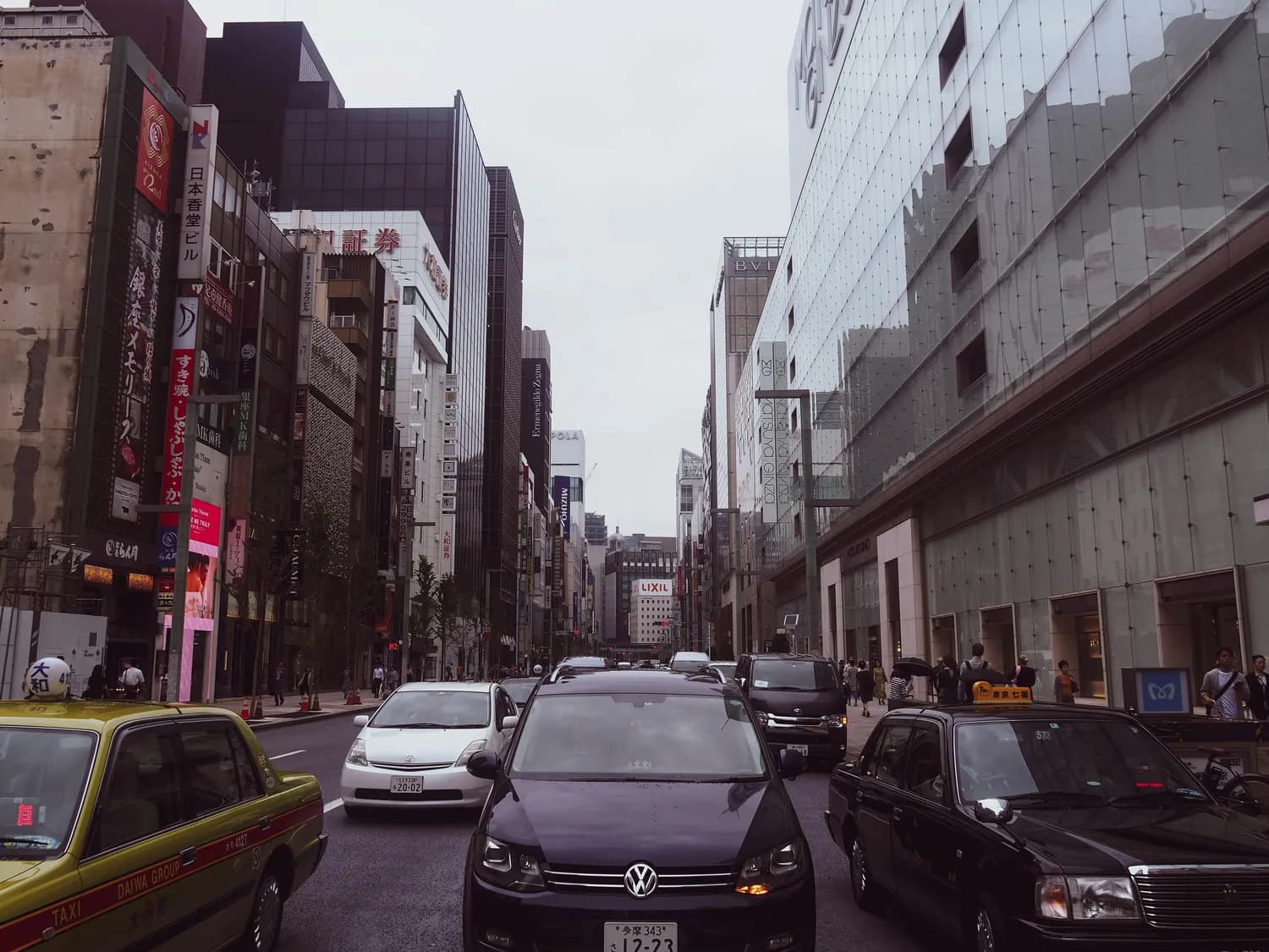 韩国游客激增致武康路管制，豪车聚集引发两极评价