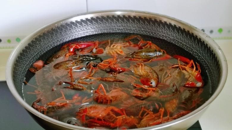 从泥潭到餐桌的麻辣美味，小龙虾清洗干净又快捷的妙招一步到“胃”。